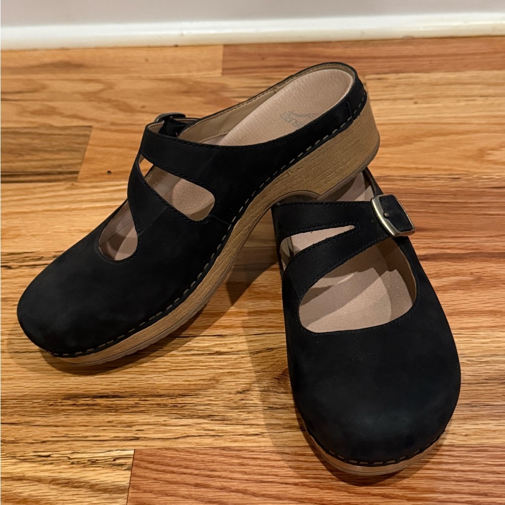 Dansko 🖤 Black 🖤 Leather Clogs - Picture 2 of 9